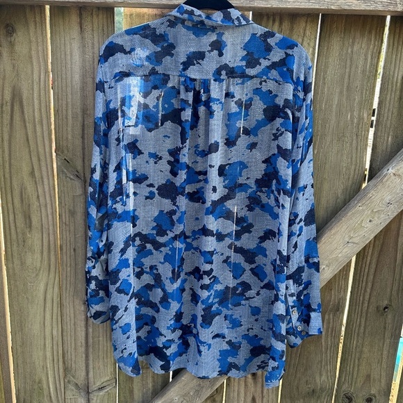Two by Vince Camuto Blue Camo Blouse - Picture 6 of 8